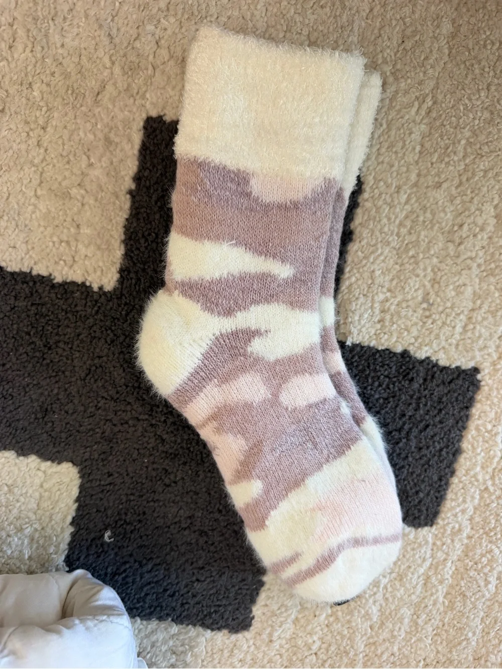 Magellan Outdoors Women's Cream & Pink Fuzzy Lodge Socks